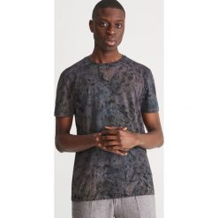 Wzorzysty T-shirt - Czarny. Czarne t-shirty damskie Reserved, l, bez wzorów, bez kołnierzyka. Za 39.99 zł.