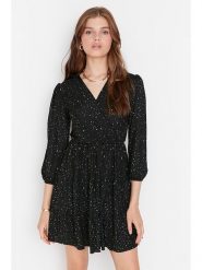 Trendyol Sukienka w kolorze czarnym rozmiar: L. Czarne sukienki damskie Trendyol, l, bez wzorów, bez kołnierzyka, bez ramiączek, mini. Za 73.95 zł.
