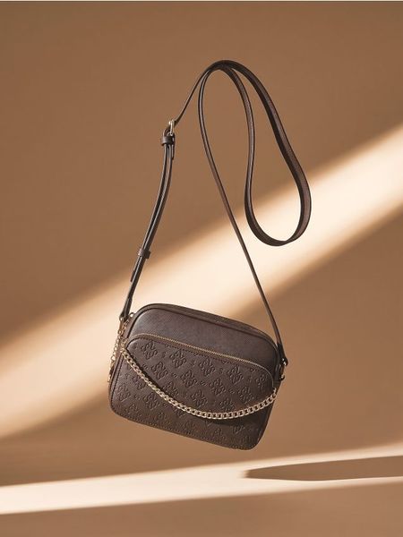 Mała torebka crossbody z imitacji skóry z tłoczonym monogramem - wielobarwny. Torebki klasyczne damskie Sinsay, bez wzorów, ze skóry, małe, z tłoczeniem, bez dodatków. Za 49.99 zł.