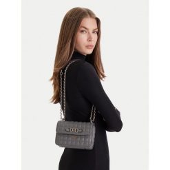 Torebka Guess. Szare torebki wieczorowe Guess, z aplikacjami, wizytowe, bez kołnierzyka, bez ramiączek. Za 399.99 zł.