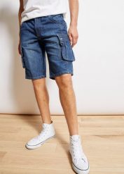 Bermudy jeansowe bojówki, regular fit. Niebieskie szorty męskie bonprix, bez wzorów, z denimu, eleganckie. Za 149.99 zł.