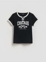 T-shirt z nadrukiem - czarny. Czarne koszulki dziewczęce Reserved, bez wzorów, z bawełny, bez ramiączek. Za 39.99 zł.