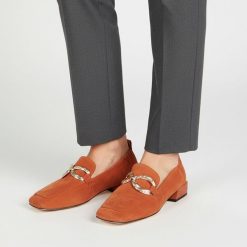 Półbuty damskie S.Barski, cholewka skóra naturalna zamszowa niski fason kwadratowy nosek ozdobny metalowy element na podbiciu stabilny niski obcas fa. Brązowe półbuty damskie S.BARSKI, bez wzorów, ze skóry, bez obcasa, na obcasie. Za 389.00 zł.