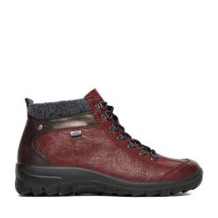 Botki Rieker. Czerwone botki damskie Rieker, bez obcasa, na płaskiej podeszwie, bez zapięcia. Za 319.99 zł.