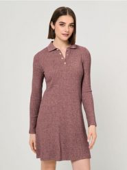 Sukienka z kołnierzykiem - różowy. Czerwone sukienki damskie Sinsay, l, bez wzorów, bez kołnierzyka, bez ramiączek. Za 49.99 zł.
