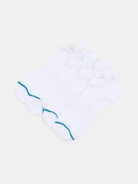 Krótkie skarpetki 4 pack - biały. Białe skarpetki męskie Sinsay, bez wzorów. Za 15.99 zł.