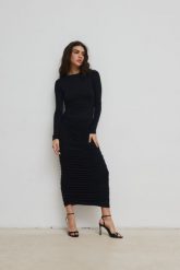Sukienka z marszczeniami w kolorze TOTALLY BLACK - PIURA-M/L. Czarne sukienki damskie Marsala, na spotkanie biznesowe, l, bez wzorów, z elastanu, eleganckie, bez kołnierzyka, bez ramiączek, maxi. Za 429.90 zł.