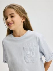 T-shirt z kieszonką - jasnoniebieski. Niebieskie koszulki dziewczęce Reserved, bez wzorów, z bawełny, bez ramiączek. W wyprzedaży za 15.99 zł.