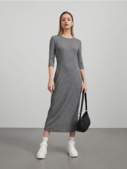 Sukienka midi - szary. Szare sukienki damskie Sinsay, l, bez wzorów, z dzianiny, bez kołnierzyka, bez ramiączek, midi, dopasowane. Za 49.99 zł.