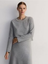 Bluza z ozdobnym dekoltem - ciemnoszary. Szare bluzy bez kaptura damskie Reserved, l, z bawełny. W wyprzedaży za 89.99 zł.