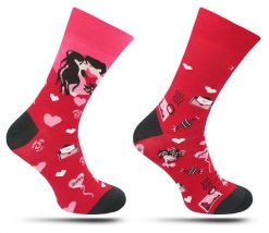Skarpetki Walentynkowe, Asymetryczne dla Par, w Serca, Love -MORE, Dwie Różne Skarpetki, Męskie. Czerwone skarpetki męskie More, bez wzorów, z bawełny. Za 24.90 zł.