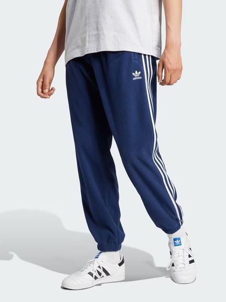 Adidas Spodnie dresowe w kolorze granatowym rozmiar: M. Niebieskie spodnie dresowe męskie Adidas, bez wzorów, z dresówki. Za 136.13 zł.