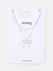 Naszyjniki z kokardką i koralikami 2 pack - srebrny. Szare naszyjniki damskie Sinsay, srebrne. Za 7.99 zł.