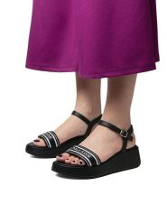 U.S. Polo Assn. Sandały w kolorze czarnym na koturnie rozmiar: 38. Czarne sandały damskie U.S. Polo Assn., bez wzorów, bez obcasa, na koturnie. Za 217.99 zł.