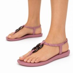 Sandały damskie Ipanema 83330 CLASS CONNECT FEM. Czerwone sandały damskie Ipanema, z aplikacjami, z materiału, bez obcasa, na płaskiej podeszwie. Za 79.00 zł.