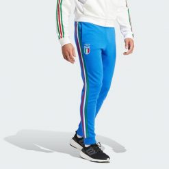 Spodnie dresowe Italy DNA. Niebieskie spodnie dresowe męskie Adidas, bez wzorów, z dresówki. Za 263.30 zł.