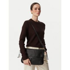 Torebka Coccinelle. Czarne listonoszki damskie Coccinelle, bez wzorów, bez dodatków. Za 1,299.00 zł.