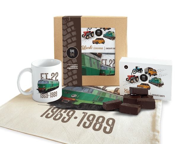 ET22 Byk — paczka (Zawartość paczki: koszulka& torba& kubek& słodycze; Rozmiar koszulki / bluzy: XXL (damska); Kolor koszulki / bluzy: czarny; Rodzaj. Czarne t-shirty damskie nikiniki, s, bez wzorów, z bawełny, bez kołnierzyka. Za 99.00 zł.