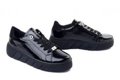 Rieker W2601-00 black, półbuty damskie. Czarne półbuty damskie Rieker, bez wzorów, ze skóry, bez obcasa. Za 399.90 zł.