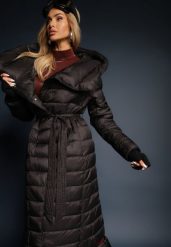 Czarna Kurtka Płaszcz z Szerokim Kołnierzem i Kapturem Wiązana w Pasie Lilave. Czarne kurtki damskie Renee, na zimę, l, bez wzorów, eleganckie. Za 349.99 zł.