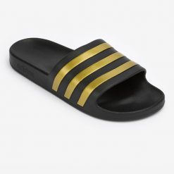 Klapki basenowe ADIDAS Adilette Aqua. Czarne klapki damskie Adidas, bez wzorów, z materiału, bez obcasa. Za 109.99 zł.