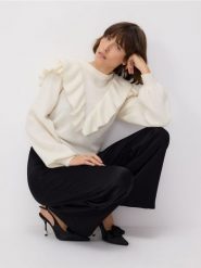 Wełniany sweter - złamana biel. Swetry klasyczne damskie Reserved, l, z kaszmiru, bez kołnierzyka. W wyprzedaży za 179.99 zł.