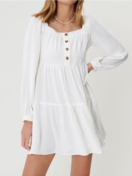 Rozkloszowana sukienka mini z dekoltem karo i guzikami z przodu - kremowy. Białe sukienki damskie Sinsay, l, bez wzorów, bez kołnierzyka, bez ramiączek, mini, rozkloszowane. Za 59.99 zł.