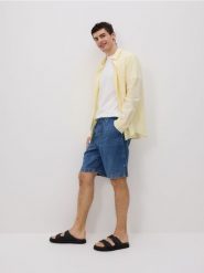 Jeansowe szorty jogger - granatowy. Niebieskie szorty męskie Reserved, z denimu, bez kołnierzyka. W wyprzedaży za 79.99 zł.