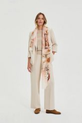 Szal różowy. Czerwone szaliki i kominy damskie MOODO, bez wzorów, z poliesteru. Za 49.99 zł.