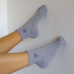 Szare skarpetki damskie - delikatny wzór 727. Szare skarpetki damskie Milena, bez wzorów, z bawełny. Za 14.90 zł.