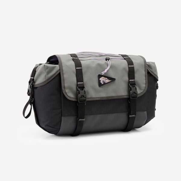 Torba rowerowa do bikepackingu Riverside ADVT 500 10 l na kierownicę. Czarne torebki klasyczne damskie ROCKRIDER, bez wzorów, z materiału, duże, bez dodatków. Za 299.99 zł.