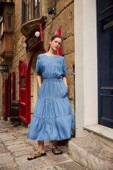 Sukienka midi niebieska. Niebieskie sukienki damskie MOODO, l, bez wzorów, z lyocellu, bez kołnierzyka, bez ramiączek, midi. Za 179.99 zł.