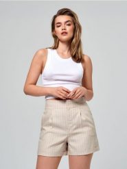 Szorty w paski - kremowy. Białe szorty damskie Sinsay, bez wzorów, ze skóry. Za 39.99 zł.