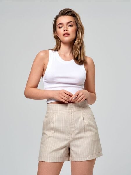 Szorty w paski - kremowy. Białe szorty damskie Sinsay, bez wzorów, ze skóry. Za 39.99 zł.