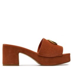 Klapki Guess. Brązowe klapki damskie Guess, z aplikacjami, bez obcasa. Za 969.99 zł.
