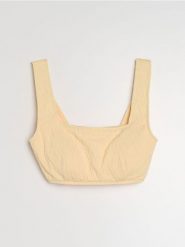 Strukturalna góra od bikini typu beach top - kremowy. Białe bikini damskie Sinsay, bez wzorów. Za 25.99 zł.