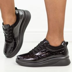 Czarne skórzane półbuty damskie Filippo Dp8097/26. Czarne półbuty damskie Filippo, bez wzorów, z jeansu, eleganckie, z okrągłym noskiem, bez obcasa, na koturnie. Za 259.00 zł.