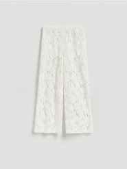 Koronkowe spodnie - złamana biel. Spodnie materiałowe damskie Reserved, bez wzorów, z bawełny. Za 139.99 zł.