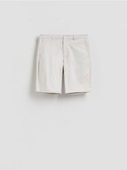 Szorty carrot fit - kremowy. Białe szorty męskie Reserved, z bawełny, bez kołnierzyka. Za 129.99 zł.