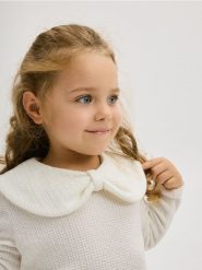 Koszulka z kołnierzykiem - złamana biel. Koszulki dziewczęce Reserved, m, bez wzorów, z bawełny, bez ramiączek. W wyprzedaży za 32.99 zł.