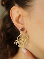 L'Atelier de Gaia Pozłacane kolczyki-wkrętki z ametystami rozmiar: onesize. Różowe kolczyki damskie L'Atelier de Gaia, z ametystem, pozłacane. Za 69.99 zł.