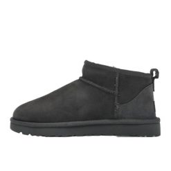 Buty do chodzenia dla dorosłych UGG Classic Ultra Mini Boot Grey. Szare buty sportowe na co dzień damskie Ugg, bez wzorów, trekkingowe. Za 769.00 zł.