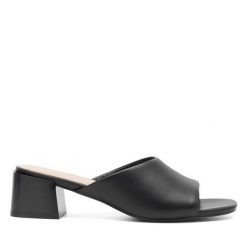 Klapki Lasocki. Czarne klapki damskie Lasocki, bez wzorów, bez obcasa. Za 229.99 zł.