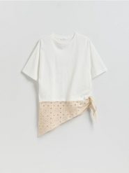 T-shirt z ażurową chustą - biały. Białe t-shirty damskie Reserved, l, w ażurowe wzory, z bawełny, bez kołnierzyka. Za 79.99 zł.