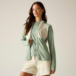 Damska bluza Evolving III z kapturem, elastyczna, w blokach kolorów. Czerwone bluzy z kapturem damskie Dare 2b, l, z materiału. Za 229.99 zł.
