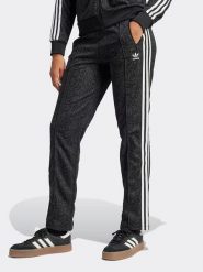 Adidas Spodnie dresowe w kolorze czarnym rozmiar: XS. Czarne spodnie dresowe damskie Adidas, xs, bez wzorów, z dresówki. Za 169.67 zł.