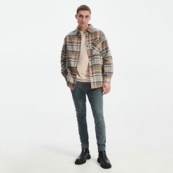Spodnie chino slim fit - granatowy. Niebieskie spodnie materiałowe męskie Reserved, bez wzorów, z bawełny. Za 129.99 zł.