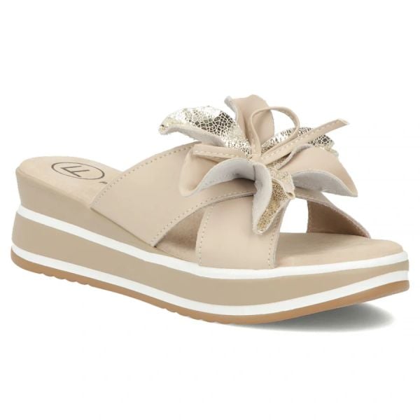 Skórzane klapki damskie na koturnie z kwiatem beżowe Filippo DK7636. Brązowe klapki damskie Filippo, bez wzorów, ze skóry, bez obcasa, na koturnie. Za 169.99 zł.