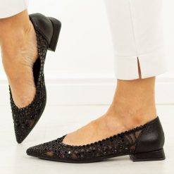 Czarne przewiewne baleriny damskie D&A 0104. Czarne baleriny damskie DiA, w ażurowe wzory, z jeansu, bez obcasa, na obcasie. Za 269.00 zł.