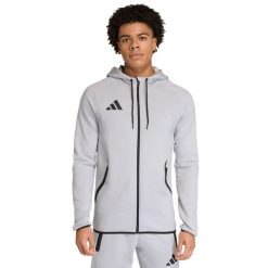 Bluza męska adidas Tiro 26 Travel Sweat Hoodie. Szare bluzy z kapturem męskie Adidas, m, z bawełny. Za 215.99 zł.